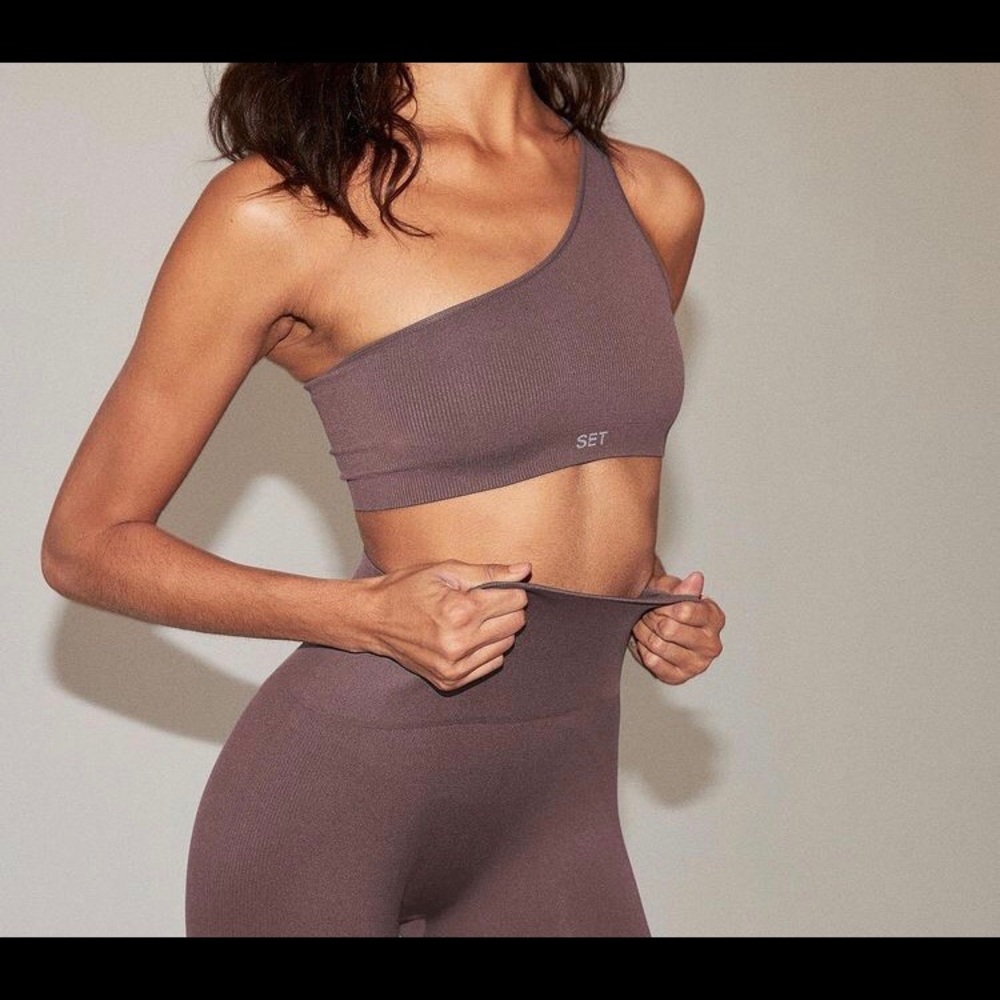 Set Active Box Cut Bra and Legging Set in Pepper